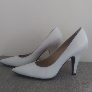 Woman Shoe. Cream Leather Upper